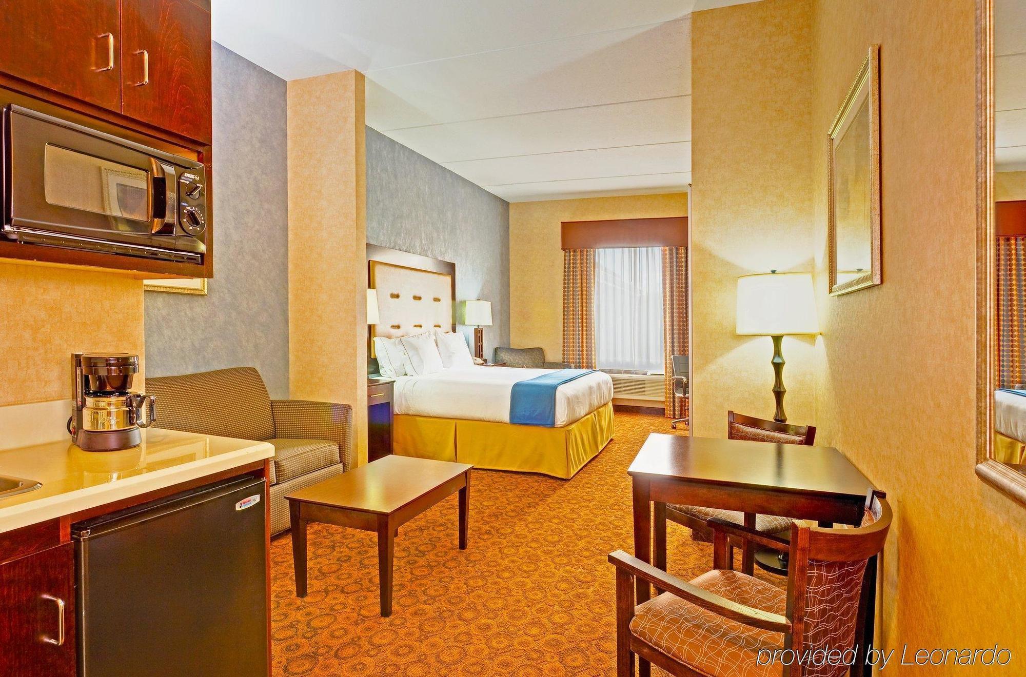 Holiday Inn Express Hotel & Suites Byram By Ihg Room photo